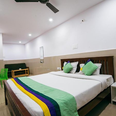 Treebo Empire Executive Premium Hotel Хинджевади Екстериор снимка