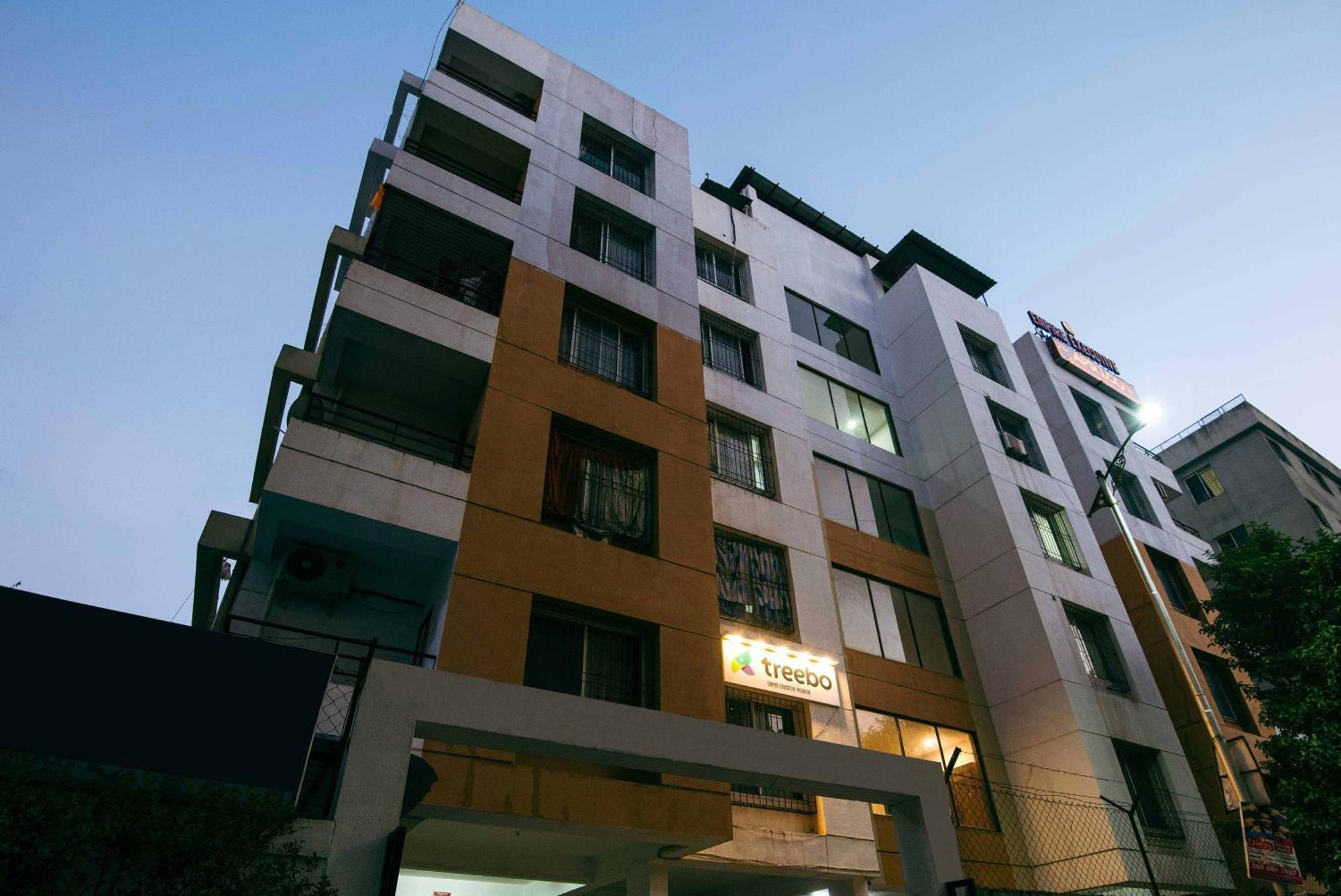 Treebo Empire Executive Premium Hotel Хинджевади Екстериор снимка